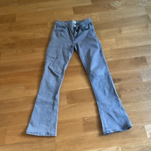 Gråa flare jeans från 157 - Snygga gråa jeans från 157 med bootcut/flare passform. Modellen heter Skippy Flare och har klassisk femficksdesign. Jeansen är i mjuk denim och har en cool, lite utsvängd siluett som ger en retrovibe.