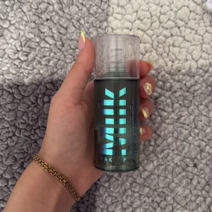 Milk Makeup Hydro Grip Primer - Säljer en Milk Makeup Hydro Grip Primer i genomskinlig plastflaska med pump. Primern är gelbaserad,  perfekt för att få sminket att sitta hela dagen. Tyvärr passade den inte min hudtyp här använt den 5 gånger max💛 nypris 549kr 