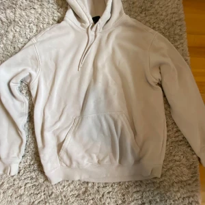Beige hoodie  - Säljer en beige hoodie från H&M i relaxed fit. Tröjan har huva med snörning, magficka och långa ärmar. Perfekt för chill dagar och enkel att matcha med jeans eller joggers. Mjuk insida och klassisk look.