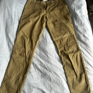 Kostymbyxor gröna - Ett par gröna kostymbyxor/chinos från holly&whyte