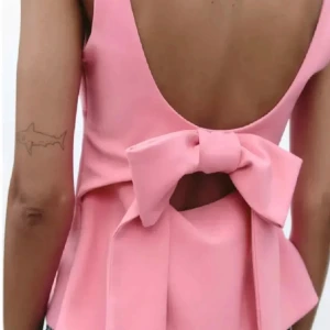 Rosa topp - Jättefin topp från Zara med rosett i ryggen, stolek m men passar s, bara testad!!