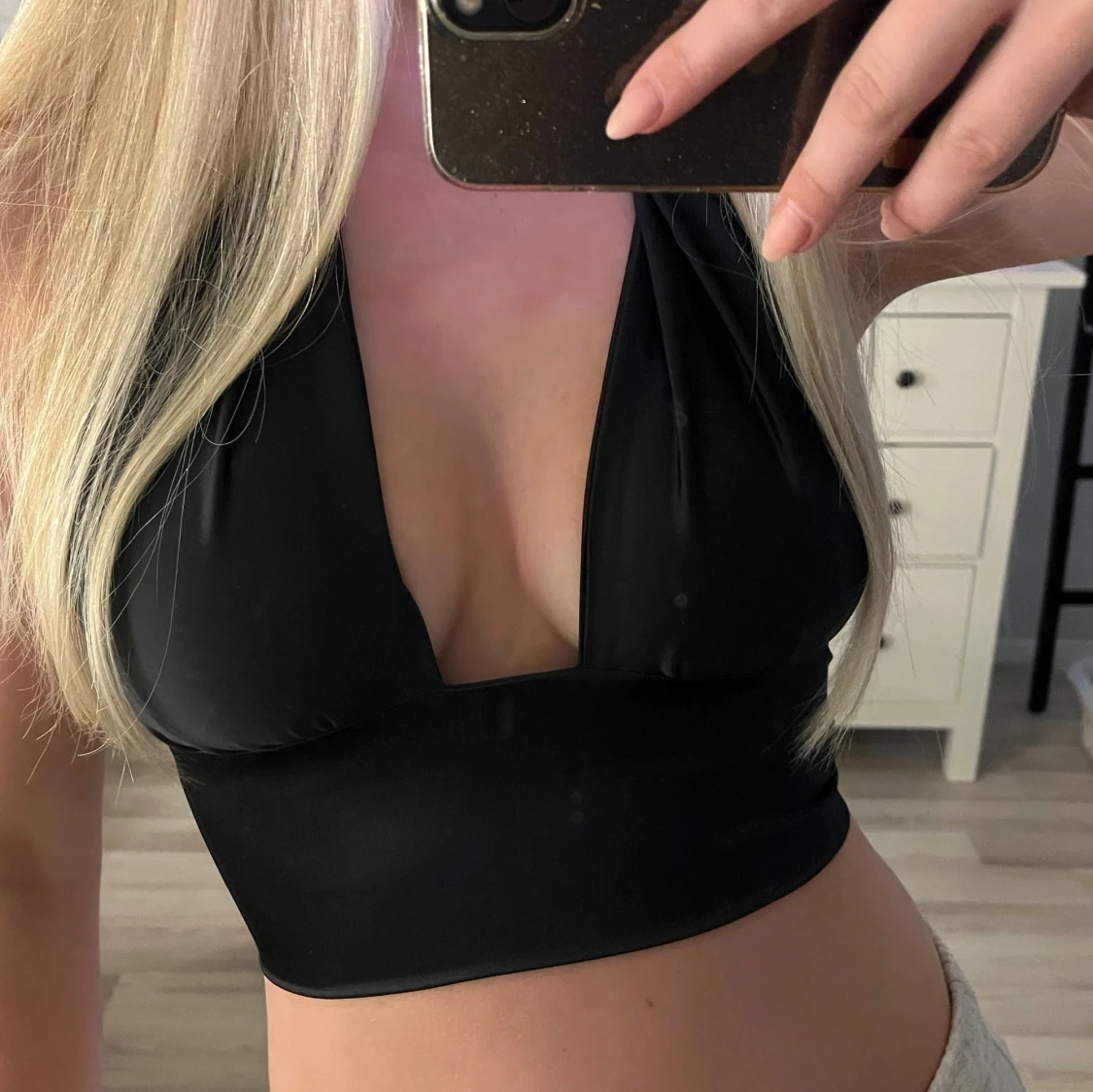 Svart croppad halterneck topp