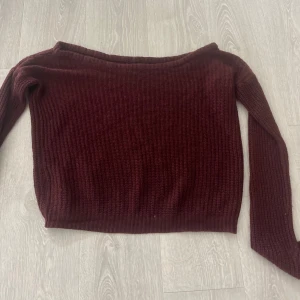 Vinröd off shoulder stickad tröja  i storlek S/M - Mysig vinröd stickad tröja från Monki i storlek S/M. Den är ribbad och i off shoulder .