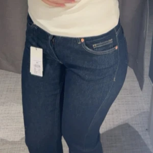 Lågmidjade Mörkblå bootcut jeans från kappahl - Snygga lågmidjade mörkblå jeans från kappahl