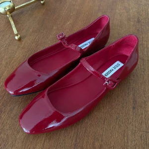 Burgundy ballerinaskor Steve Madden - Ballerinaskor från Steve Madden i burgundy. Skorna är endast provade, aldrig använda. Passar mig som har 39/40. Nypris 1200 kr.