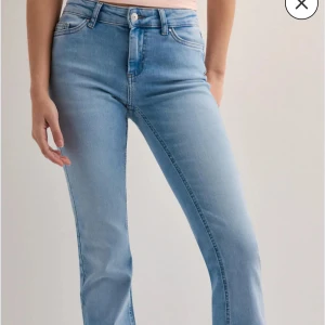 Ljusblå lowwaist jeans - Snygga ljusblå jeans med bootcut-snitt och klassisk femficksdesign. Jeansen har låg midja och är tillverkade i mjukt denimtyg med lite stretch för extra komfort. 