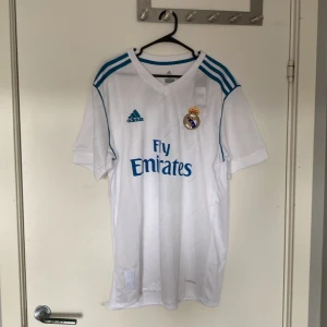 Toni Kroos Real Madrid - Säljer denna feta Toni Kroos tröja från Real Madrid. Tröjan är helt oanvänd och nyskick lappar sitter även kvar. Storleken är L och passar någon som är 175-180 cm lång. Vid minsta fundering hör av dig.