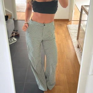 Mönstriga byxor hm  - Mönstriga byxor hm 