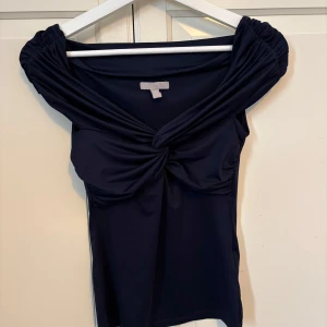 Blå topp - Blå topp från hm, knappt använd