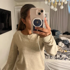 Beige stickad tröja med rund hals - Säljer denna jätte fina tröjan i storlek XS ifrån Vila, knappt använd 💕