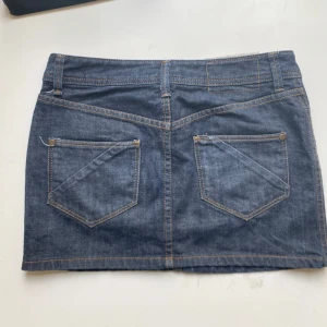 Skitsnygg mörkblå jeanskjol - Snygga fickor. Perfekt till hösten och sommaren. I väldigt bra skick.