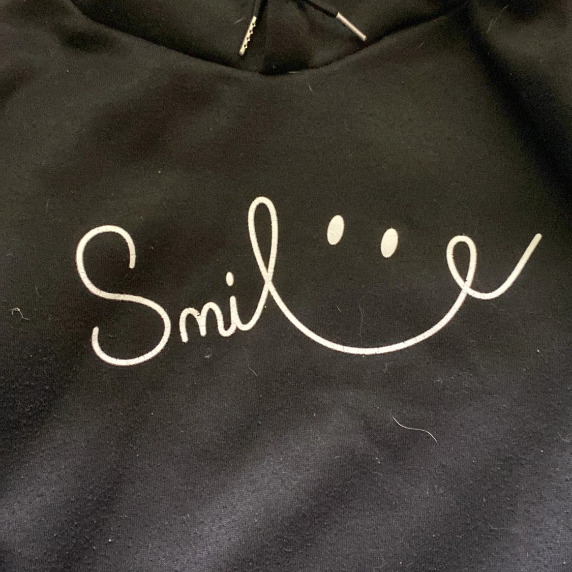 Svart hoodie med Smile-tryck - 1