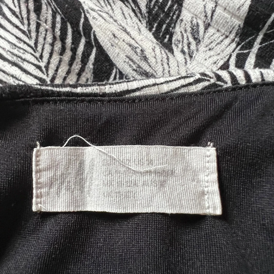 Svartvit långkjol med bladprint - 2