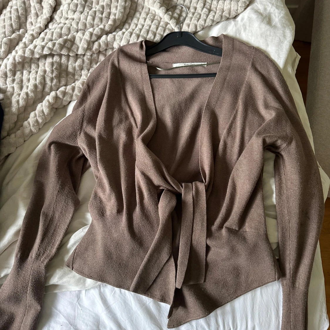 Brun kofta med knytdetalj - 1