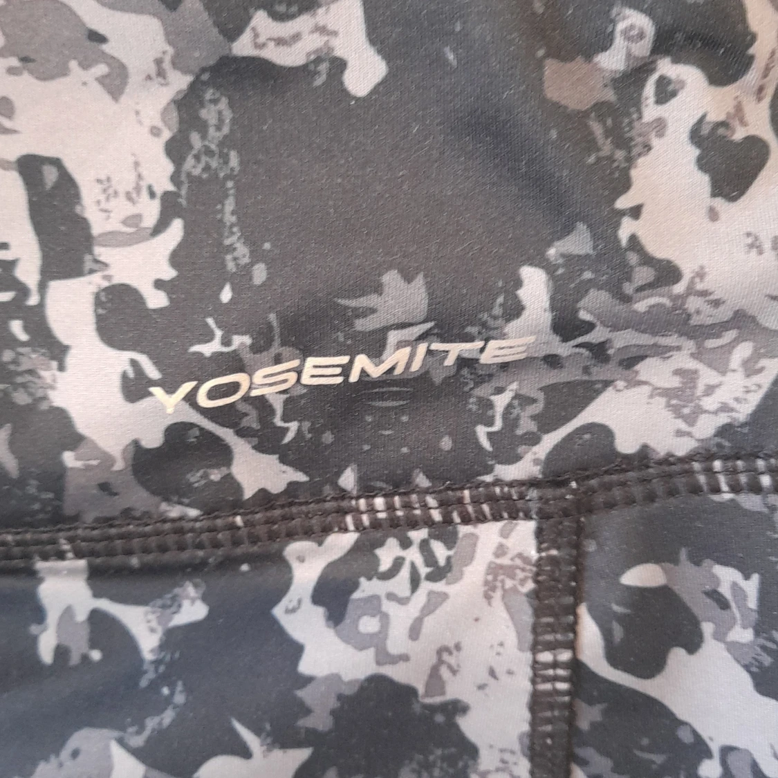 Svarta camo leggings från Yosemite XL - 1