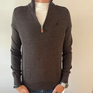 MORRIS HALF ZIP - Morris half zip i 100% merinoull - Sitter som en S (står M på lappen) - Mycket fint skick - Deluxecloset
