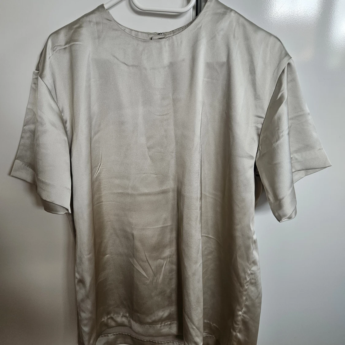 Beige satin t-shirt från H&M