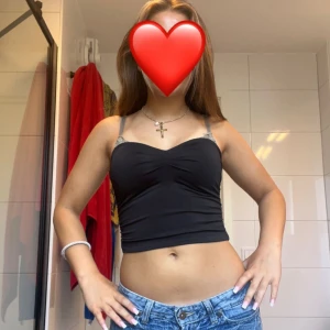 Svart croppad strapless topp - Säljer en svart strapless top med lätt rynkad detalj vid bysten och på sidan av midjan. Perfekt längd för att en lite finare toubetop. Toppen har en tight passform och är perfekt till jeans eller shorts. Enkel och stilren design som är lätt att matcha. Super söt att dra ut ur garderoben❤️❤️❤️