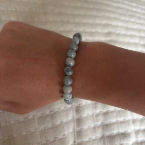Grått pärlarmband  - Stilrent Pärlarmband i nyanser av grått och vitt. Kontakta mig vid frågor!🤙