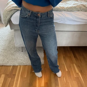 Blå raka jeans från NA-KD - Säljer ett par klassiska blå jeans från NA-KD med raka ben. Jeansen har fem fickor, bälteshällor och en snygg vintage tvätt.💗