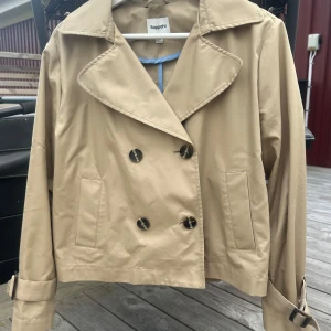 Beige trenchcoat  - Använd sparsamt, inga fläckar eller hål. Stl xs. Nypris var 699kr. Perfekt nu till hösten!