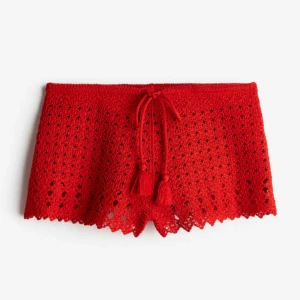 Röda virkade shorts  - Snygga röda minishorts med virkad look. Shortsen har normalhög midja och snörning med tofsar. De är perfekta att ha över bikinin eller till stranden. Säljer då jag aldrig använt de. 😇