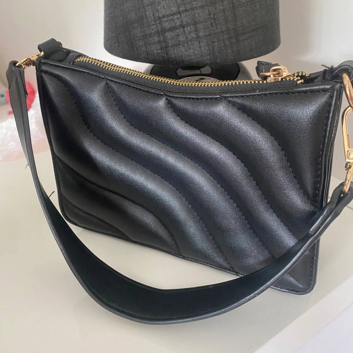 Svart axelväska med gulddetaljer och i bra skick - 1