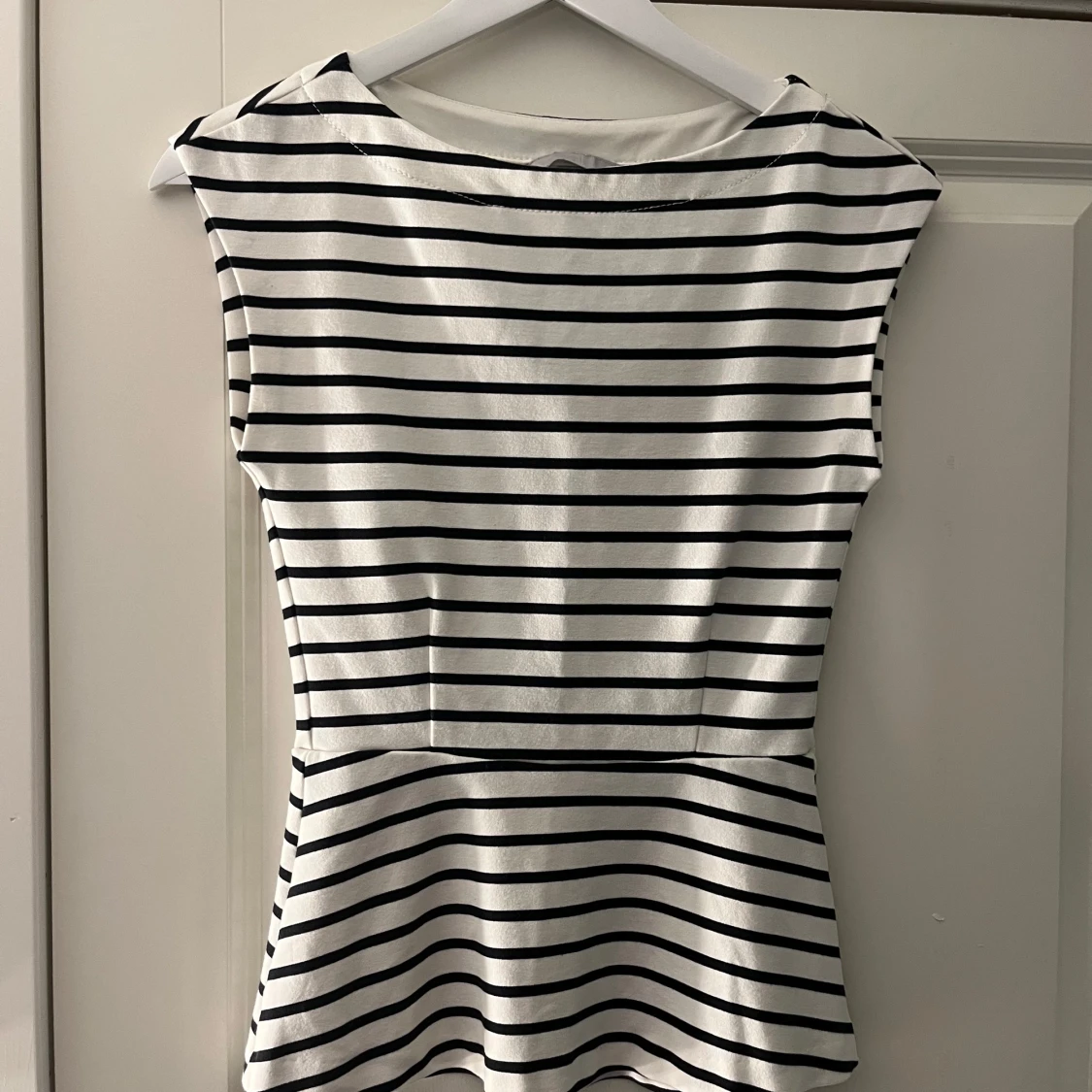 Randig peplum topp i svart och vitt