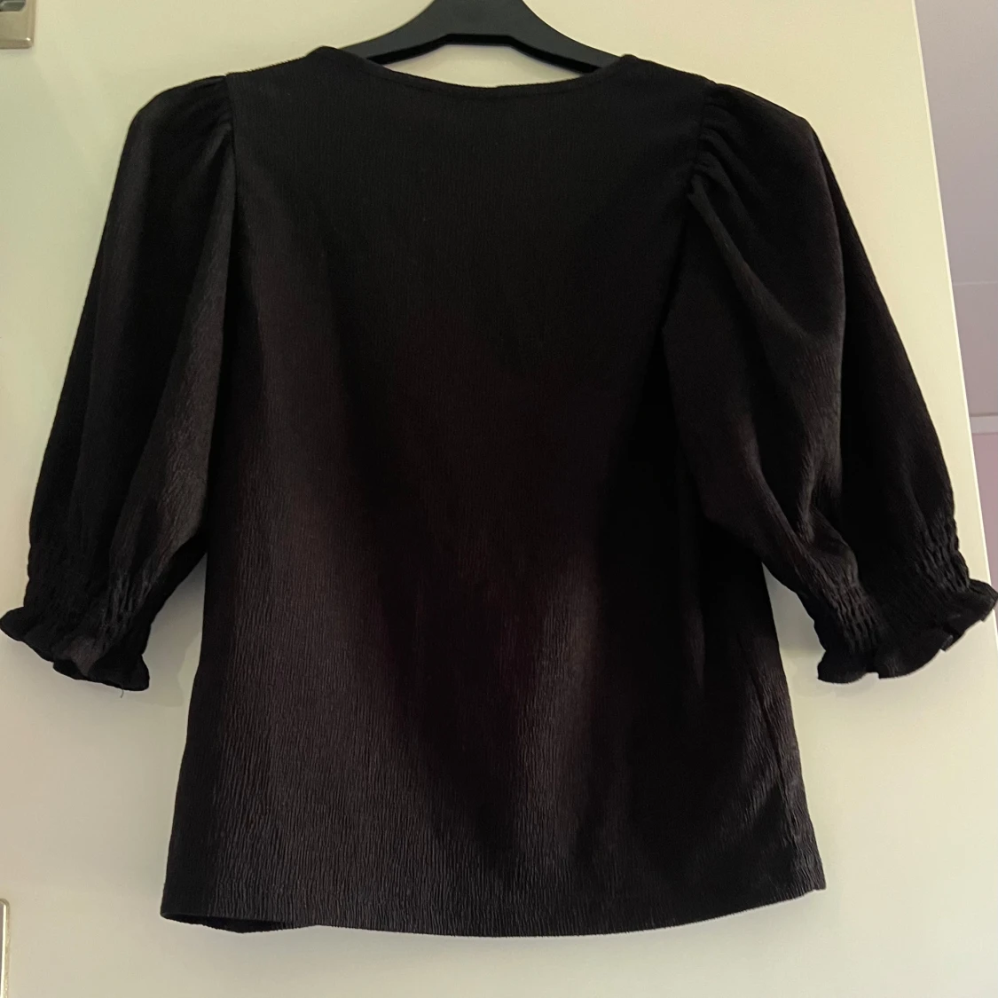 Svart blus med puffärm från Lindex - 2