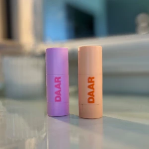 DAAR stick rouge & bronzer duo - Rouge färgen pink sunset. Bronzer färgen cinamonnroll.  Blushen använd 6/8 ggr bronzern vet inte. Skrolla bild för och se. Blushen är fullt uppskruvad och är till 95%full.  Duo kostar 460 utan frakt och köpa nytt. Då mitt är använt givetvis lägre pris.  Om man vill köpa st så Blush 149kr, bronzer 99kr.