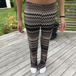 Byxor - Så snygga byxor med missoni liknande mönster!🤍🍒 Passar flertal storlekar då dem är stretchiga🫶