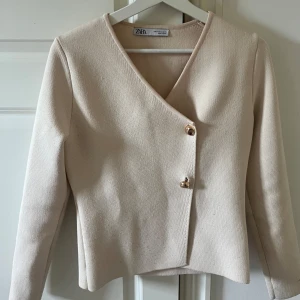 Beige kofta  - Så fin beige kofta från Zara. Knappt använd så väldigt fint skick! Strl M men liten i storlek, passar mig med XS/S 💕
