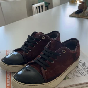 Vinröda lanvin cap toe  - Säljer nu mina lanvins då dom inte kommer till användning längre, jag har använt rätt mycket under sommaren men dom har mycket kvar att ge. Dom är i storlek 41 men passar även 42. Priset kan diskuteras!