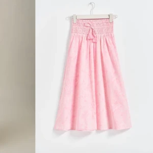 Ljusrosa långkjol från Gina Tricot - Säljer denna kjol åt min lillasyster, säljer den då de har blivit för liten för henne. Perfekt nu till sommaren och passar jätte bra till skolavslutning. Kjolen är köpt på Gina Young och är jätte bra skick! Skicka gärna prisförslag!