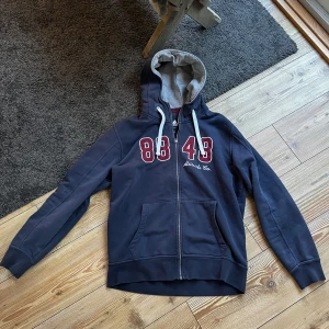Hoodie 8848 Altitude - Fin 8848 hoodie som är i storlek XL men sitter som en L. Passar dig som är runt 185-190cm. Den är ganska slimfit.