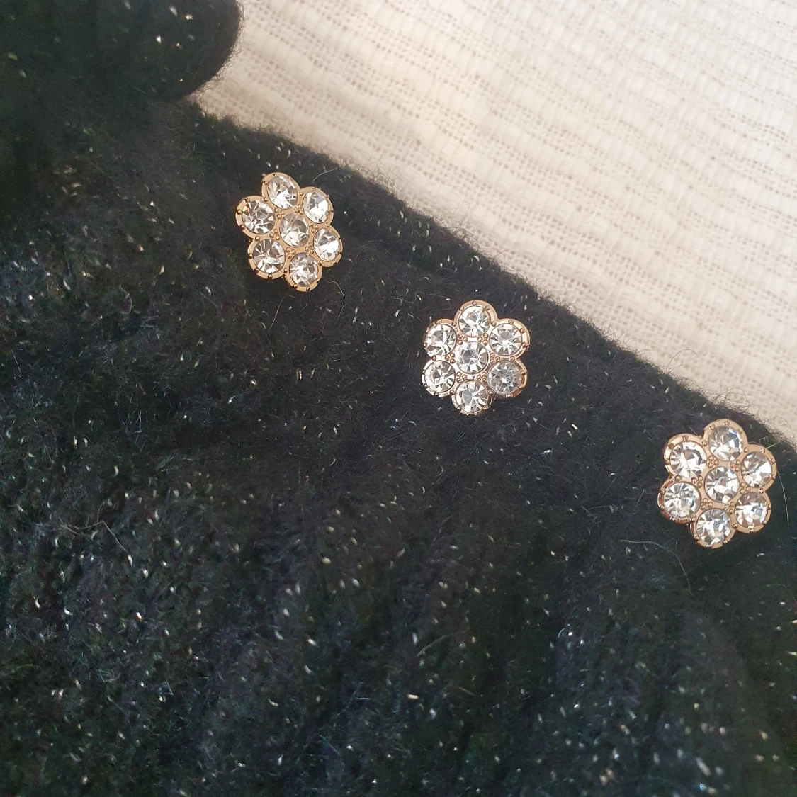 Svart glittrig stickad tröja från Holly & Whyte - 2