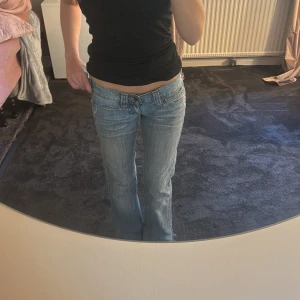 Lågmidjade jeans  - Super lågmidjade jeans från fornarina, dem är avklippa nertill för de va slitet men inget man lägger märke till🥰