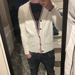 Vit kofta från Henri Lloyd  - Säljer en stilren vit kofta med ett diskret rutmönster och broderad detalj på ärmen perfekt inför våren. Personen på bilden är ca 180 cm lång och väger 70 kg. Tveka inte på att kontakta mig vid minsta fundering🙌