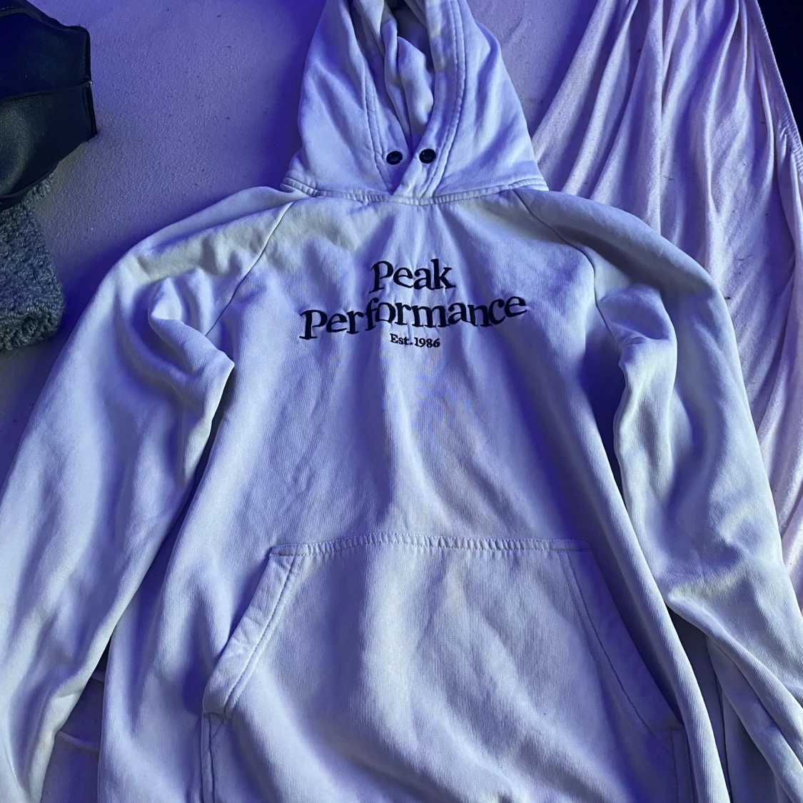 Vit hoodie från Peak Performance