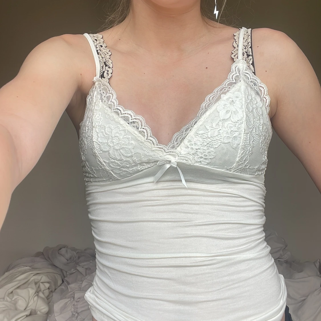 Vit spetslinnetopp med blommönster - 3