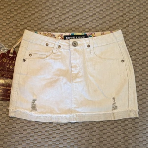 Low waist vit jeans kjol 😋💓 - Såååå fin vit jeans kjol, perfekt till sommaren 🌞🌺😋 midjemått : 36cm rakt över 