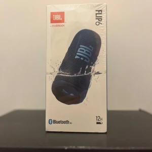 JBL Flip 6 bärbar Bluetooth-högtalare - JBL Flip 6 är en kompakt och kraftfull bärbar Bluetooth-högtalare i svart med tydlig JBL-logga. Den har 12 timmars batteritid, är vattentät och dammtät (IP67), och passar perfekt för musik på språng. Levereras i originalförpackning. PRISTE KAN DISKUTERAS VID SNABB AFFÄR‼️