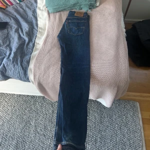 Levi's 501 mörkblå jeans -  Levi's 501 jeans i mörkblå denim med raka ben och knäppning fram. Inga defekter alls och i bra skick! Skriv till mig om du är intresserad så kan vi snacka om pris!☺️
