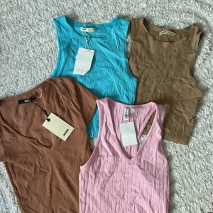 Paket med 4 toppar  - 4 toppar varav 3 av dem har prislapp kvar. Den första toppen är ifrån Bikbok i storlek XS, nypris 129kr. Den andra toppen är ifrån Pull&Bear i storlek S, endast använd en gång, nypris 69kr. Den blå toppen är ifrån pull&bear i storlek S, nypris 69kr. Den rosa toppen är ifrån H&M i storlek S, nypris 99kr. Sammanlagt kostar de 366kr, säljer för 120kr!