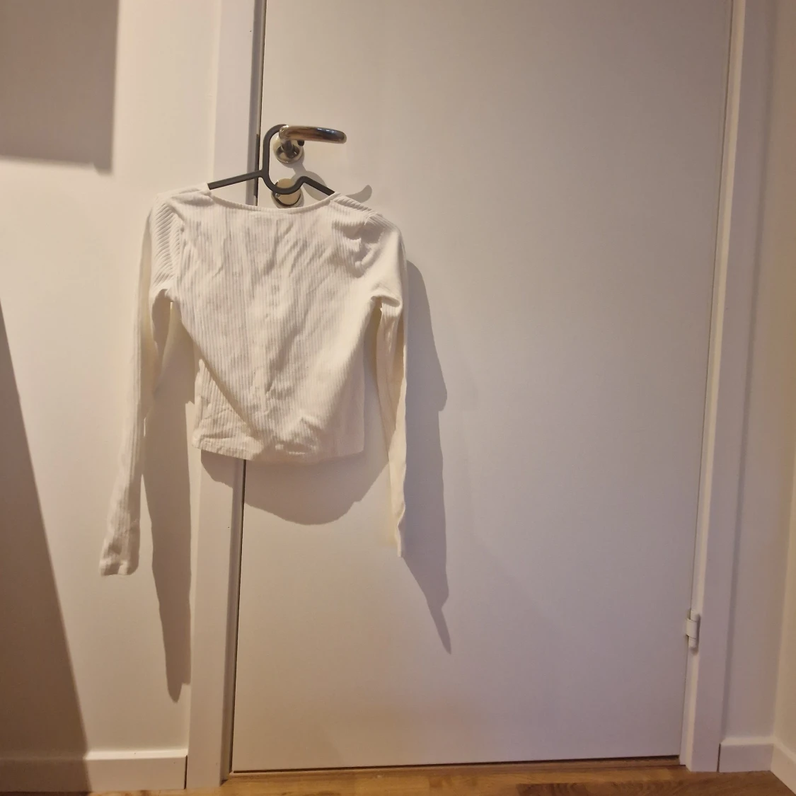 Vit ribbad långärmad topp med knappar - 1