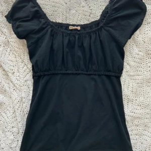 Svart babydoll topp med puffärmar - säljer en söt babydoll topp med puffärmar 💗storlek L, men passar även s/m