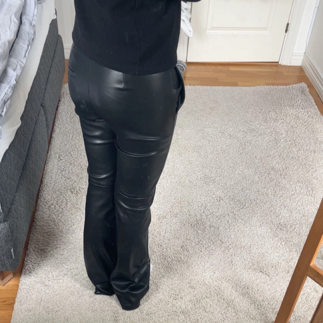 Lågmidjade skinnbyxor med bootcut - 1