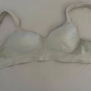 Bh 70A - skön bh i 70a. säljer för att det inte är min storlek och jag har inte använt den på flera år. Är lite nopprig och har en sönder krok men använder man inte den i mitten så funkar den som den ska!