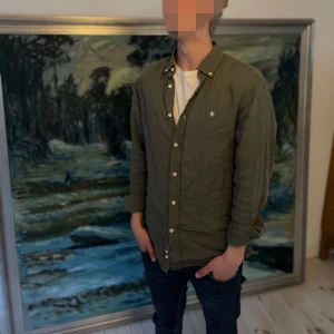 Mörkgrön Morris linnenskjorta - Säljer nu min mörkgröna Morris linnen skjorta👔                                                              Storlek: S (Passar också M), Skick: 10/10, Nypris: 1399kr, Mitt pris: 599kr, Skriv vid minsta fråga, Fraktar alltid inom 48h efter köp📦