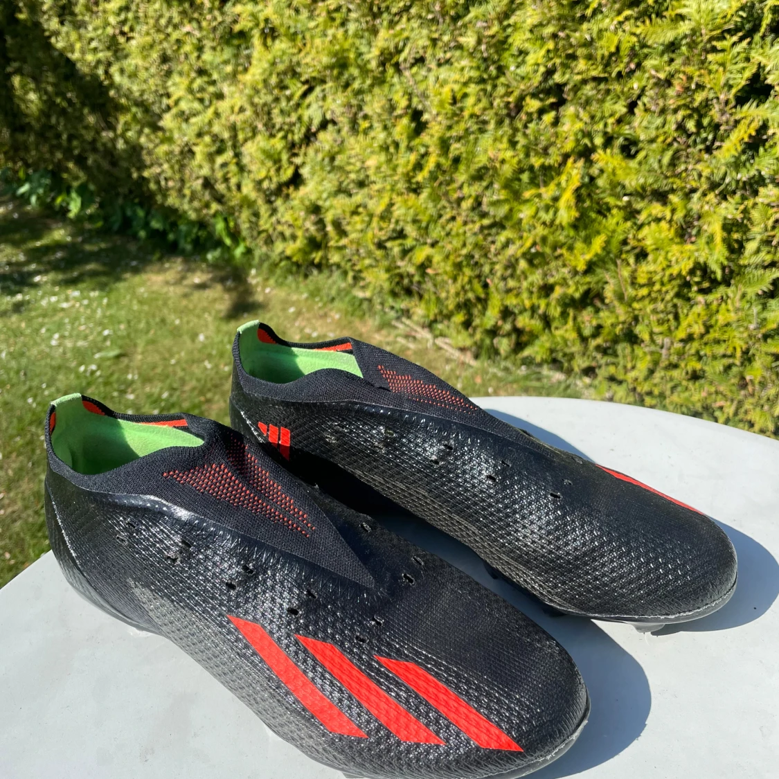 Svarta fotbollsskor från Adidas med röda detaljer